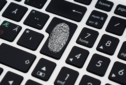 Dane biometryczne pracowników i monitoring: Regulacje prawne coraz bliżej